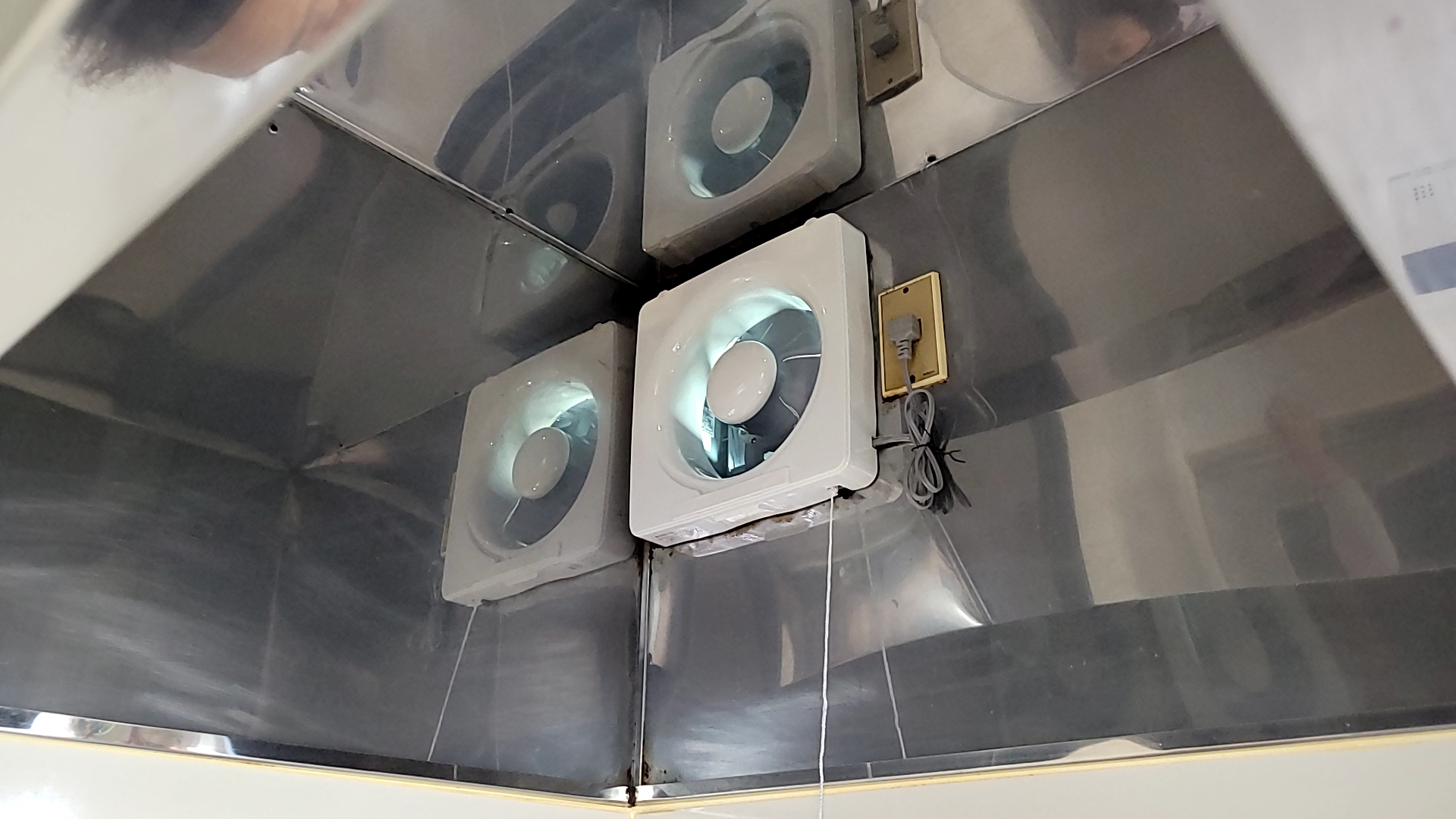 愛西市キッチン壁用換気扇交換工事